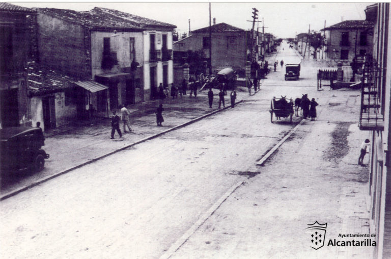 Paso a nivel de la línea de ferrocarril Madrid-Zaragoza-Alicante (MZA).
Años 40.
