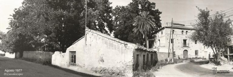 Cruce de la calle San Sebastián, a la izquierda, las tapias adosadas y la del huerto al Camino de la Voz Negra.
1977. Foto Pedro L. Cascales