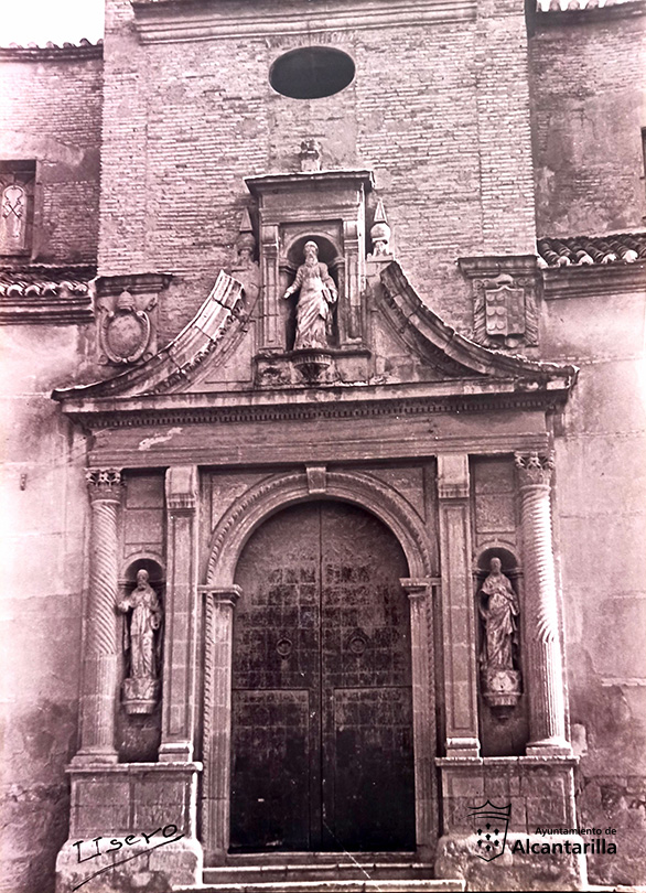 Acceso lateral a la iglesia de San Pedro. Calle Mayor
Años 50. Ayuntamiento de Alcantarilla.
Foto Usero.