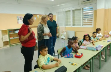 La alcaldesa de Alcantarilla se encuentra en un aula junto a la concejal de Educación y el director del colegio Campoamor y observan qué hacen los niños