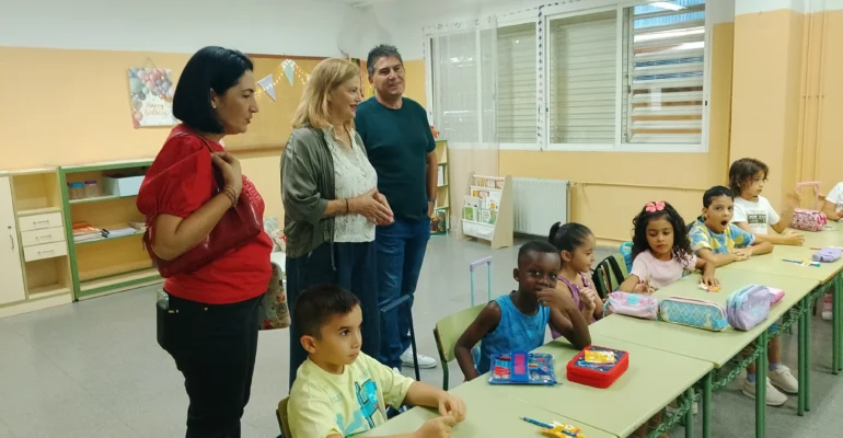 La alcaldesa de Alcantarilla se encuentra en un aula junto a la concejal de Educación y el director del colegio Campoamor y observan qué hacen los niños