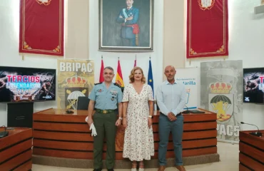 En el salón de Plenos del ayuntamiento de Alcantarilla están la alcaldesa, Paqui Terol, coronel jefe del Regimiento de Infantería Zaragoza Nº 5 de Paracaidistas, José Juan González Amezcua, y el director de la Asociación Tercios Legendarios, Iñaki Uroz
