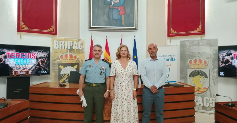 En el salón de Plenos del ayuntamiento de Alcantarilla están la alcaldesa, Paqui Terol, coronel jefe del Regimiento de Infantería Zaragoza Nº 5 de Paracaidistas, José Juan González Amezcua, y el director de la Asociación Tercios Legendarios, Iñaki Uroz