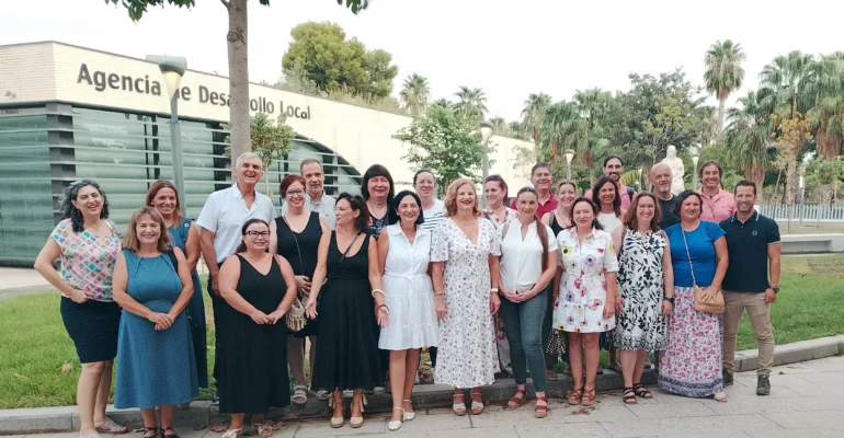 La alcaldesa de Alcantarilla, Paqui Terol, junto a los directores de los centros y responsables de las Ampa,s