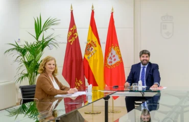 La alcaldesa de Alcantarilla, Paqui Terol, se reúne con el presidente Regional Fernando López Miras en su despacho