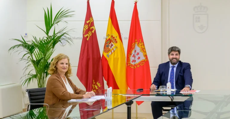 La alcaldesa de Alcantarilla, Paqui Terol, se reúne con el presidente Regional Fernando López Miras en su despacho