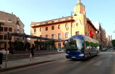 Uno de los autobuses a la playa pasando este verano por la puerta del ayuntamiento de Alcantarilla