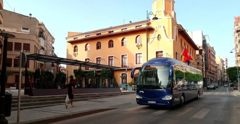 Uno de los autobuses a la playa pasando este verano por la puerta del ayuntamiento de Alcantarilla
