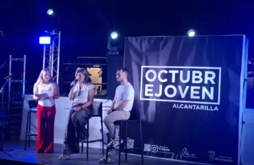 La alcaldesa de Alcanatarilla está en el escenario de la plaza Adolfo Suárez, acompañada del concejal de Festejos, José Ramón Orenes, durante la presentación del Octubre Joven