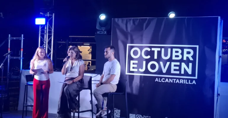 La alcaldesa de Alcanatarilla está en el escenario de la plaza Adolfo Suárez, acompañada del concejal de Festejos, José Ramón Orenes, durante la presentación del Octubre Joven