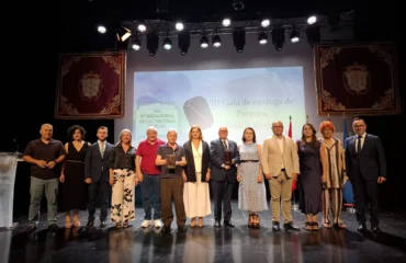 Todos los premiados posan junto a la alcaldesa de Alcantarilla, Paqui Terol, y miembros de la corporacion municipal en el escenario del centro cultural infanta elena