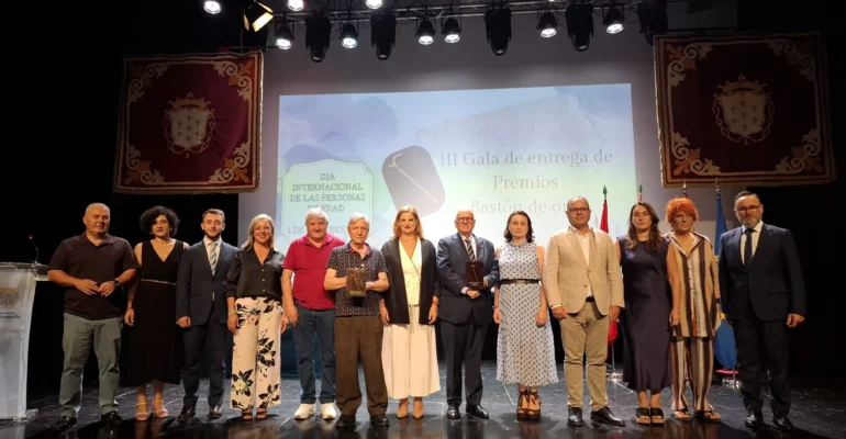 Todos los premiados posan junto a la alcaldesa de Alcantarilla, Paqui Terol, y miembros de la corporacion municipal en el escenario del centro cultural infanta elena