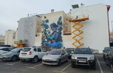 Los artistas urbanos Millo y JDL pintan sus murales en las paredes cedidas por el Ayuntamiento