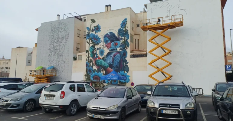 Los artistas urbanos Millo y JDL pintan sus murales en las paredes cedidas por el Ayuntamiento