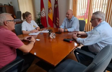 La alcaldesa de alcantarilla está reunida en su despacho con los directivos de la empresa Derivados Químicos