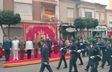 La alcaldesa de Alcantarilla y el coronel de la Base Aerea presencian el desfile terrestre