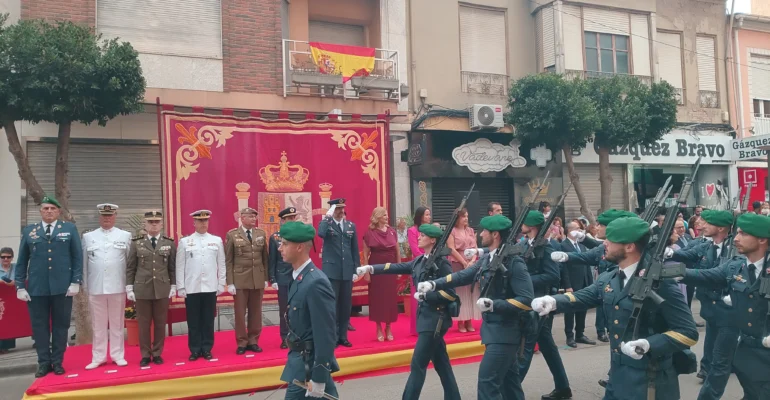 La alcaldesa de Alcantarilla y el coronel de la Base Aerea presencian el desfile terrestre