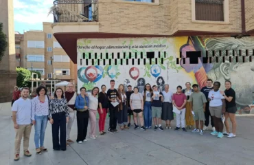 Miembros de la corporación municipal, la alcaldesa de Alcantarilla y la directora general de turismo, con alumnos del colegio Eusebio Martínez, posan delante de un grafíti